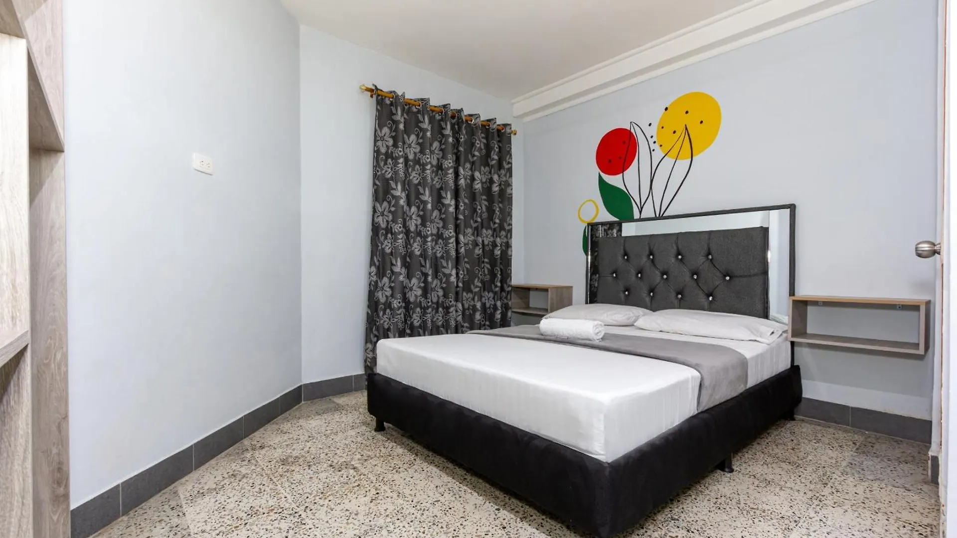 Hotel Guayacanes 70 Medellin